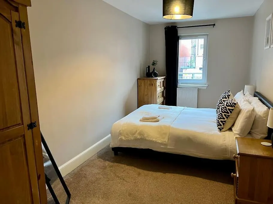 Stylish, Modern Home In Central Dundee Sleeps 4